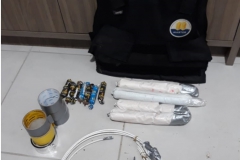 Armas, dinamites e dinheiro recuperados pela investigação policial após assalto em Apiúna.