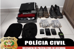 Armas, dinamites e dinheiro recuperados pela investigação policial após assalto em Apiúna.