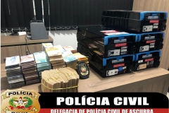 Armas, dinamites e dinheiro recuperados pela investigação policial após assalto em Apiúna.