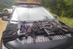 Armas, dinamites e dinheiro recuperados pela investigação policial após assalto em Apiúna.