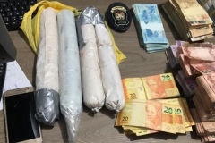 Armas, dinamites e dinheiro recuperados pela investigação policial após assalto em Apiúna.