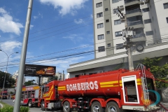 Sinistro chamou atenção pelo grande volume de fumaça que saia do edifício.