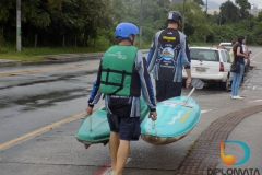 Caiaqueiros descem o Rio Itajaí Mirim