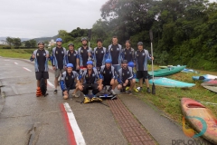 Caiaqueiros descem o Rio Itajaí Mirim