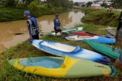 Caiaqueiros descem o Rio Itajaí Mirim