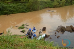 Caiaqueiros descem o Rio Itajaí Mirim