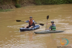 Caiaqueiros descem o Rio Itajaí Mirim