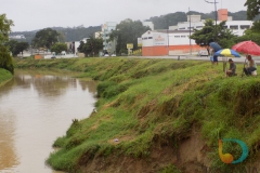 Caiaqueiros descem o Rio Itajaí Mirim