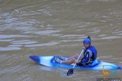 Caiaqueiros descem o Rio Itajaí Mirim