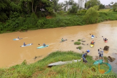 Caiaqueiros descem o Rio Itajaí Mirim