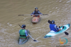 Caiaqueiros descem o Rio Itajaí Mirim