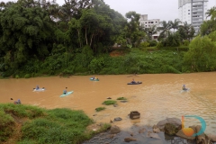 Caiaqueiros descem o Rio Itajaí Mirim