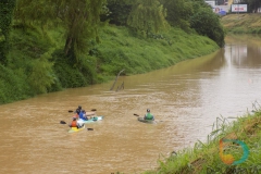 Caiaqueiros descem o Rio Itajaí Mirim