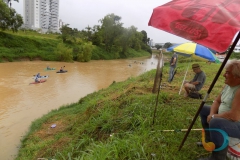 Caiaqueiros descem o Rio Itajaí Mirim