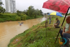 Caiaqueiros descem o Rio Itajaí Mirim