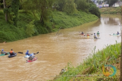 Caiaqueiros descem o Rio Itajaí Mirim