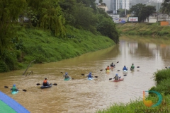 Caiaqueiros descem o Rio Itajaí Mirim