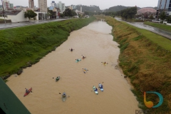 Caiaqueiros descem o Rio Itajaí Mirim