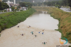 Caiaqueiros descem o Rio Itajaí Mirim