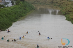 Caiaqueiros descem o Rio Itajaí Mirim