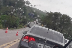 Um caminhão saiu da pista e atingiu um poste da rede elétrica na noite desta terça-feira, 26.