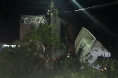 Um caminhão saiu da pista e atingiu um poste da rede elétrica na noite desta terça-feira, 26.