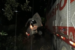 Um caminhão saiu da pista e atingiu um poste da rede elétrica na noite desta terça-feira, 26.