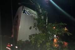 Um caminhão saiu da pista e atingiu um poste da rede elétrica na noite desta terça-feira, 26.