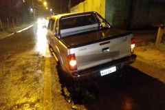 Caminhonete cai em cratera na rua João Tormena (Foto: Diplomata FM)