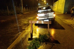 Caminhonete cai em cratera na rua João Tormena (Foto: Diplomata FM)