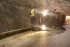 Carro capota na curva perigosa da Avenida Beira Rio (Foto: Corpo de Bombeiros)