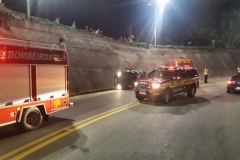 Carro capota na curva perigosa da Avenida Beira Rio (Foto: Corpo de Bombeiros)