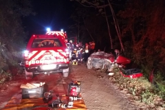 Carro cai em ribanceira em Botuverá (Foto: Corpo de Bombeiros)