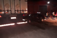 Veículo colide em carreta estacionada em pátio de empresa no bairro Santa Terezinha (Foto: Corpo de Bombeiros)