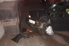 Veículo colide em carreta estacionada em pátio de empresa no bairro Santa Terezinha (Foto: Corpo de Bombeiros)