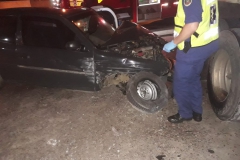 Veículo colide em carreta estacionada em pátio de empresa no bairro Santa Terezinha (Foto: Corpo de Bombeiros)