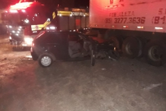 Veículo colide em carreta estacionada em pátio de empresa no bairro Santa Terezinha (Foto: Corpo de Bombeiros)