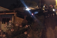 Carro fica às margens de barranco com risco de queda em residência