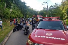 Trânsito precisou ser interrompido para o atendimento dos socorristas. (Foto: Divulgação Corpo de Bombeiros)