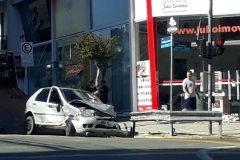 Dois carros colidem em cruzamento no centro de Brusque