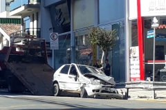 Dois carros colidem em cruzamento no centro de Brusque