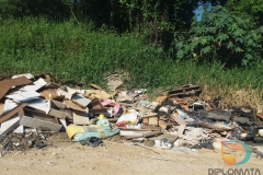 Depósito irregular de lixo  é visto à céu aberto na rua Benjamim Beber, entre os bairros Nova Brasília e Limeira