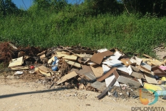 Depósito irregular de lixo  é visto à céu aberto na rua Benjamim Beber, entre os bairros Nova Brasília e Limeira