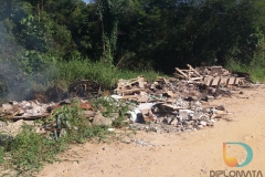 Depósito irregular de lixo  é visto à céu aberto na rua Benjamim Beber, entre os bairros Nova Brasília e Limeira