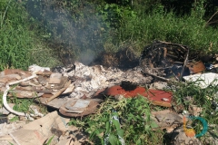 Depósito irregular de lixo  é visto à céu aberto na rua Benjamim Beber, entre os bairros Nova Brasília e Limeira