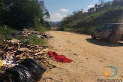 Depósito irregular de lixo  é visto à céu aberto na rua Benjamim Beber, entre os bairros Nova Brasília e Limeira