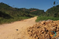 Depósito irregular de lixo  é visto à céu aberto na rua Benjamim Beber, entre os bairros Nova Brasília e Limeira