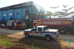 Incêndio de grandes proporções atinge fábrica de estofados