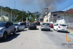 Incêndio de grandes proporções atingiu um mercado no bairro Santa Luzia, na manhã de domingo, 24
