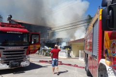 Incêndio de grandes proporções atingiu um mercado no bairro Santa Luzia, na manhã de domingo, 24